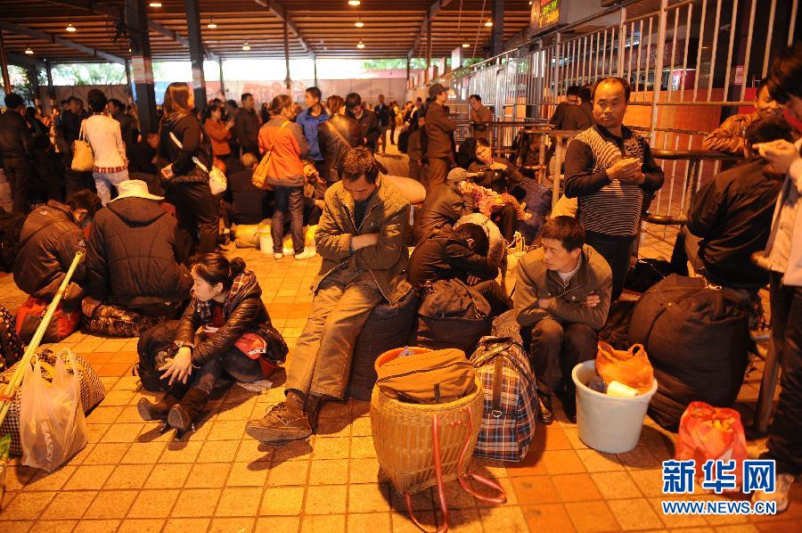 四川蘆山7.0級(jí)地震 民間救援隊(duì)往災(zāi)區(qū)集結(jié)