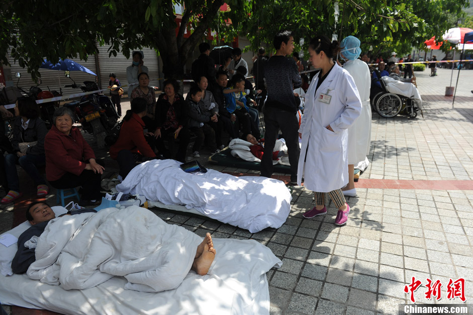 四川蘆山7.0級(jí)地震 民間救援隊(duì)往災(zāi)區(qū)集結(jié)