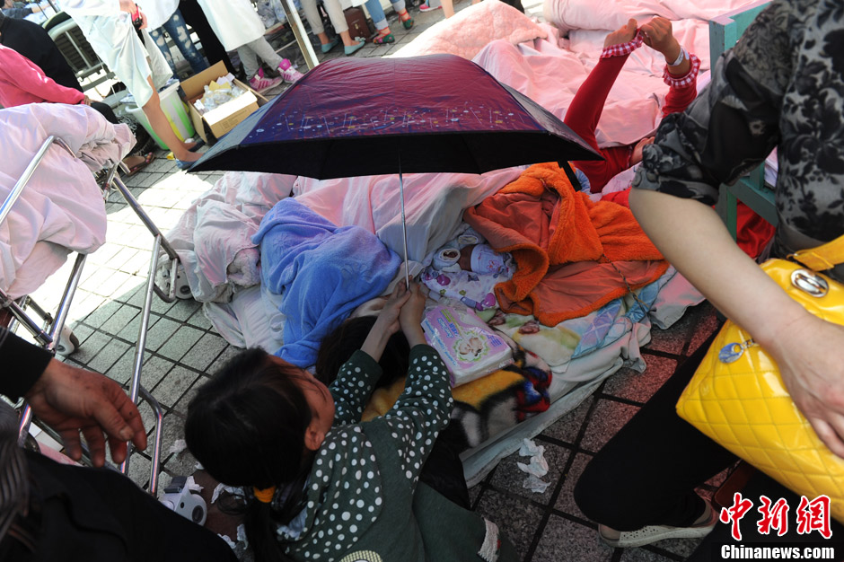 四川蘆山7.0級(jí)地震 民間救援隊(duì)往災(zāi)區(qū)集結(jié)