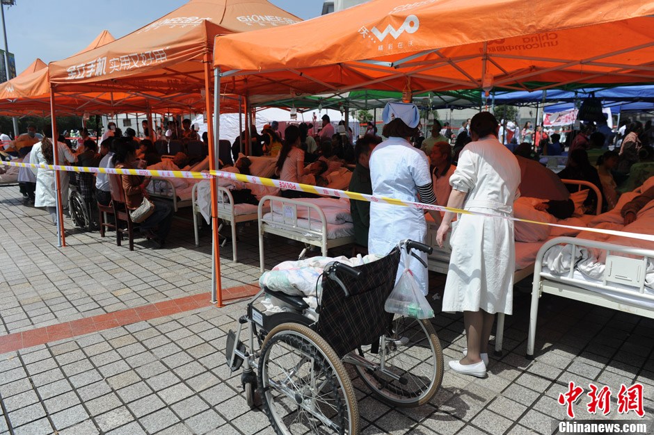 四川蘆山7.0級(jí)地震 民間救援隊(duì)往災(zāi)區(qū)集結(jié)