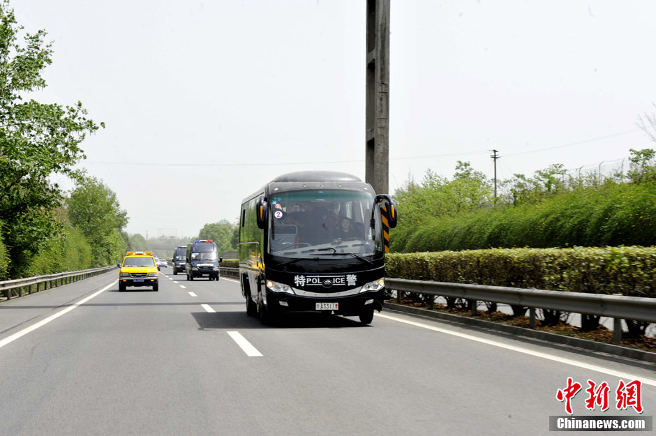 四川蘆山7.0級(jí)地震 民間救援隊(duì)往災(zāi)區(qū)集結(jié)