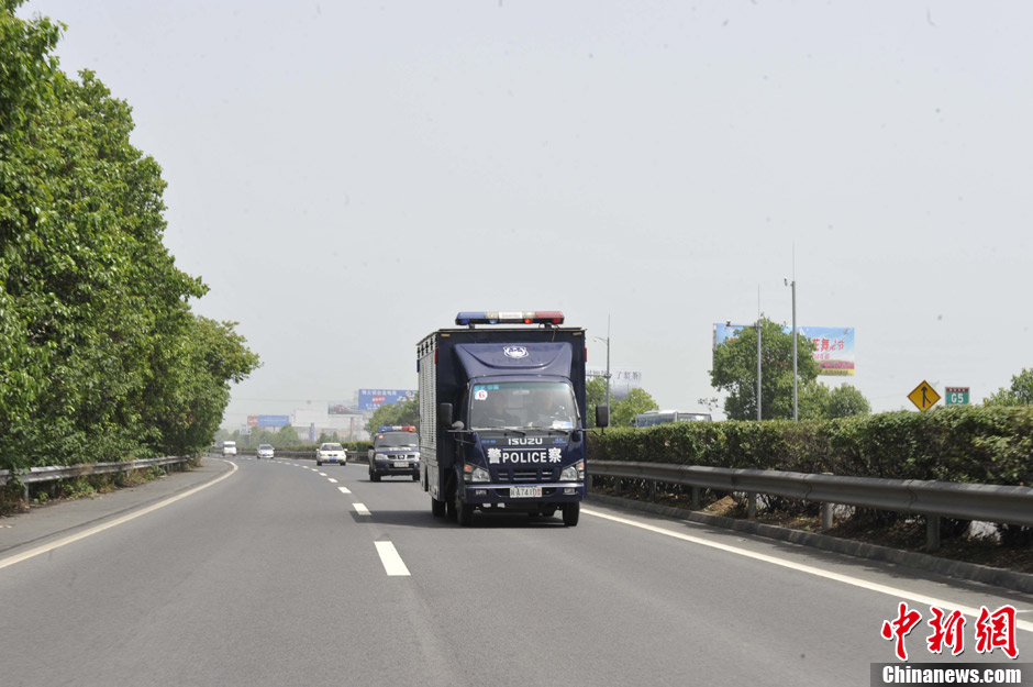 四川蘆山7.0級(jí)地震 民間救援隊(duì)往災(zāi)區(qū)集結(jié)