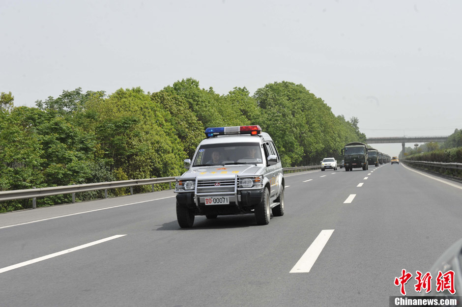 四川蘆山7.0級(jí)地震 民間救援隊(duì)往災(zāi)區(qū)集結(jié)