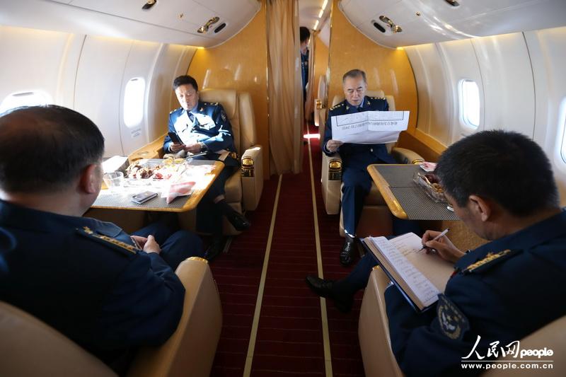 空軍馬曉天司令員飛赴四川指揮抗震救災