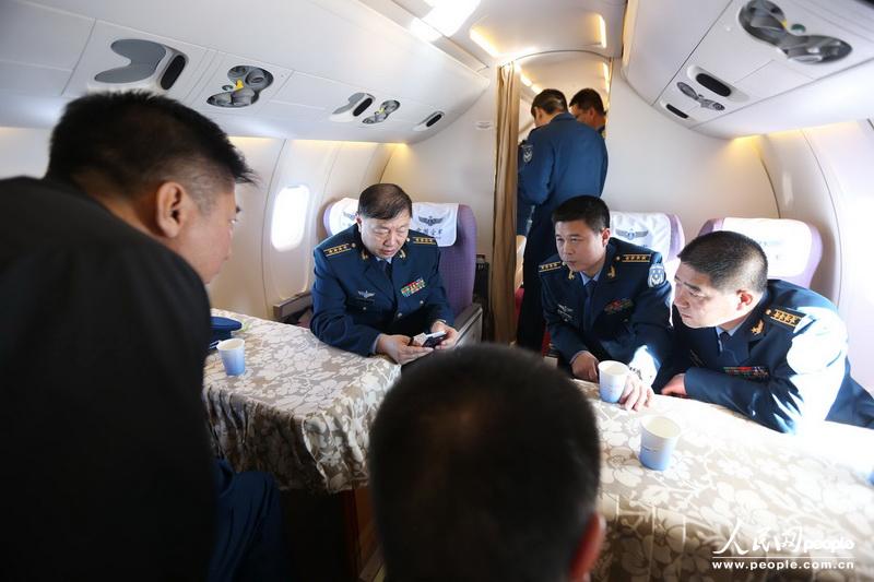 空軍馬曉天司令員飛赴四川指揮抗震救災