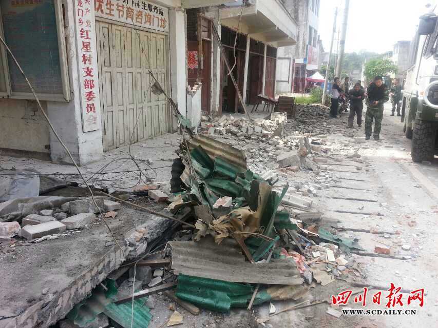 蘆山縣地震現(xiàn)場直擊：房倒屋塌[組圖]