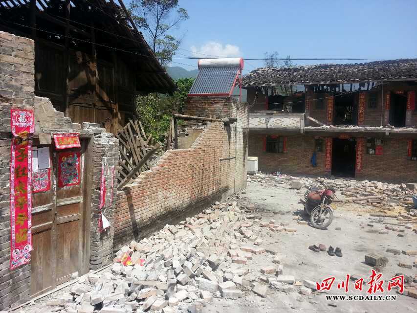 蘆山縣地震現場直擊：房倒屋塌[組圖]