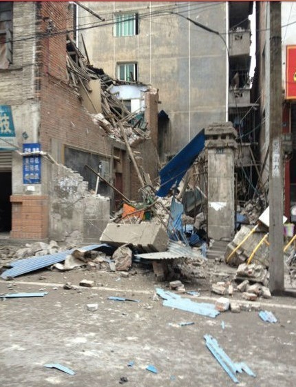 四川雅安蘆山縣發(fā)生7.0級(jí)地震[組圖]