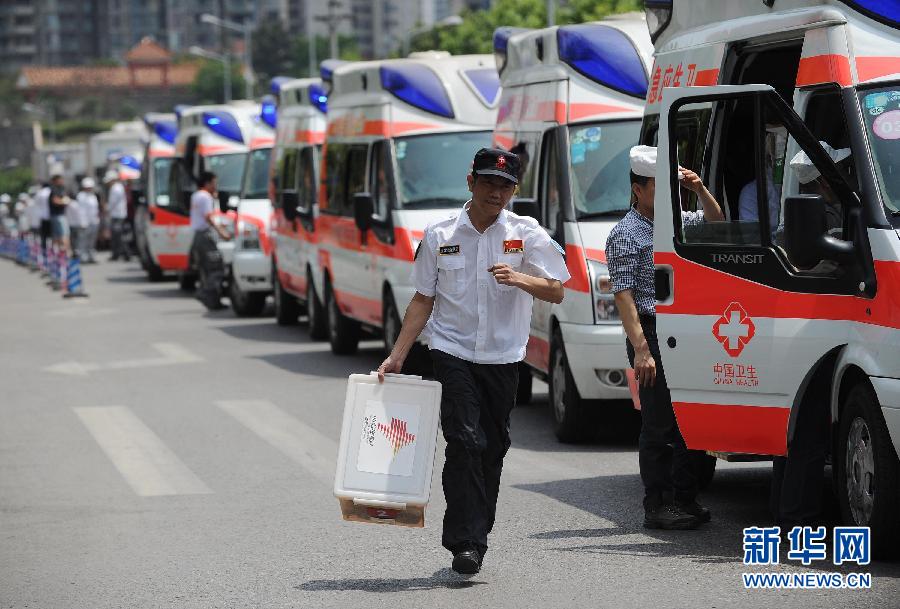 重慶首支緊急醫學救援隊趕赴地震災區