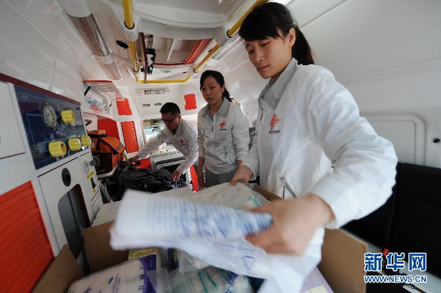 重慶首支緊急醫學救援隊趕赴地震災區