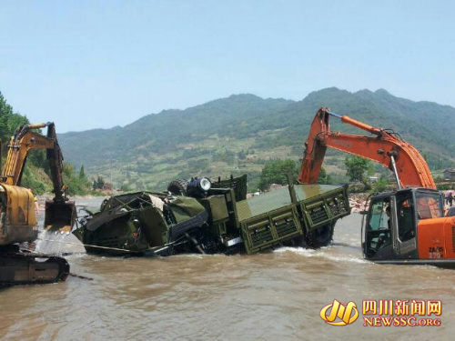 救災軍車中途墜崖 車頭嚴重變形1人犧牲(圖)