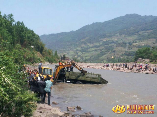 救災軍車中途墜崖 車頭嚴重變形1人犧牲(圖)
