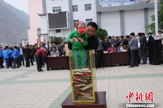 甘肅舟曲民眾情系雅安地震災區捐款100萬元(圖)