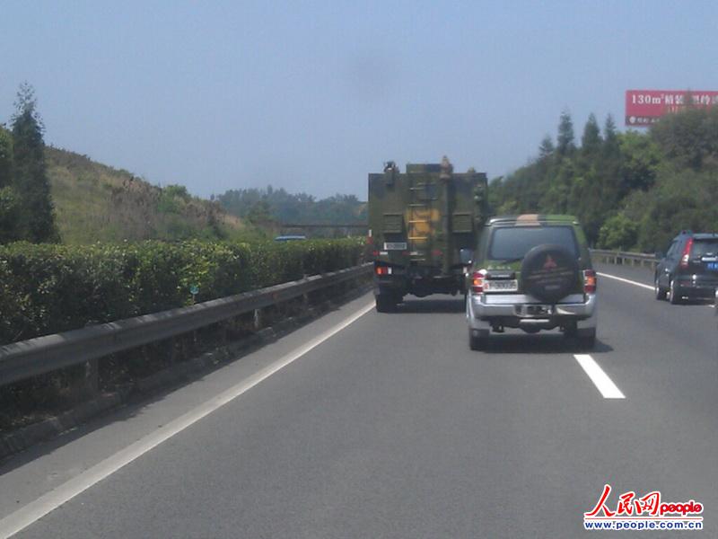 組圖：成都軍區“鐵拳師”開赴災區