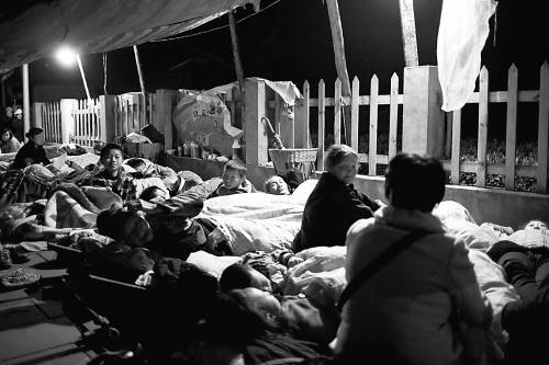 直擊蘆山震后第一夜：讓黑暗的夜晚多一份溫情