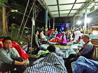 19歲小伙不顧房子搖晃 徒手刨救出母親(圖)