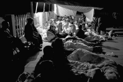 “4·20”蘆山地震感人瞬間：多少愛(ài)讓我們熱淚盈眶