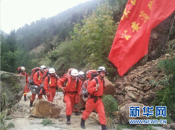 600余消防官兵徒步挺進“孤島”寶興