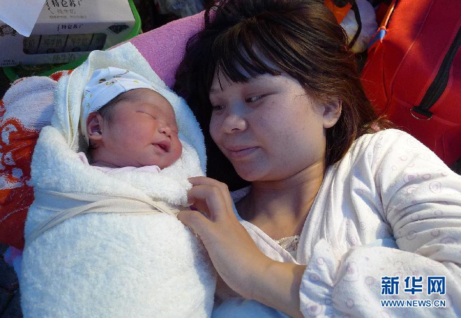 四川雅安急救車棚內(nèi)誕下首個“地震寶寶”