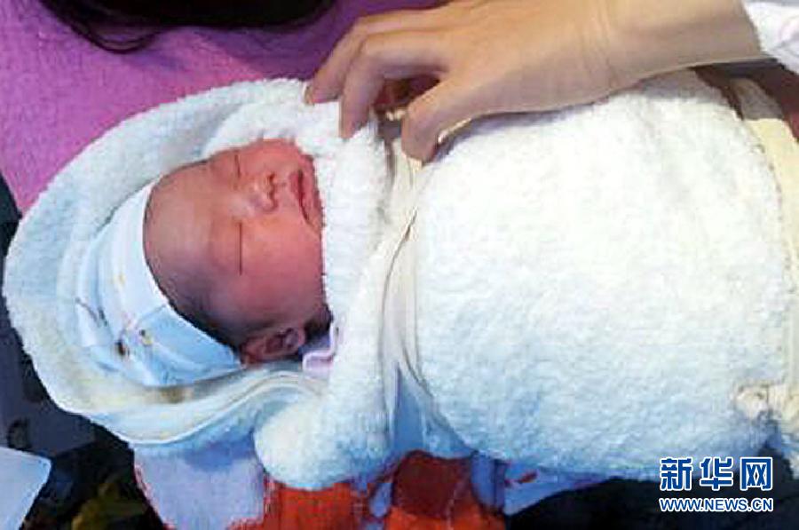 四川雅安急救車棚內誕下首個“地震寶寶”