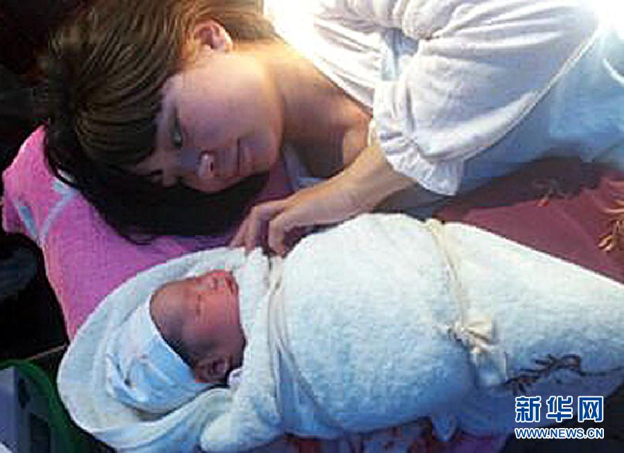 四川雅安急救車棚內(nèi)誕下首個“地震寶寶”