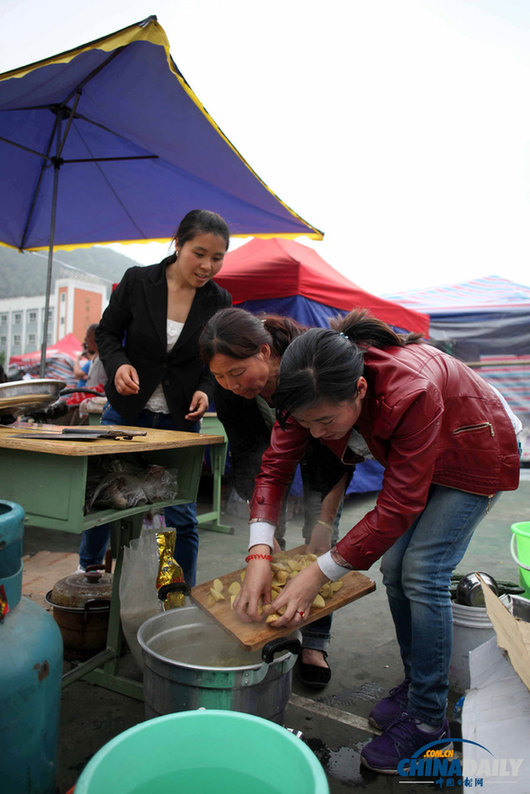 中國日報記者挺近“孤島”寶興縣靈關鎮
