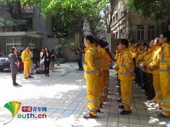 有團旗的地方就有溫暖　雅安加油我們同在