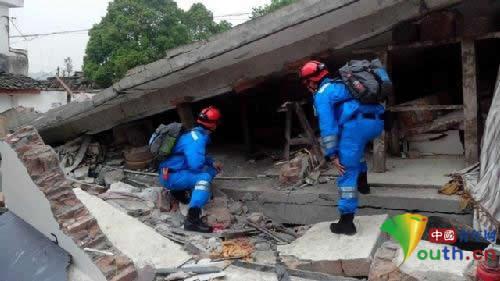 有團旗的地方就有溫暖　雅安加油我們同在