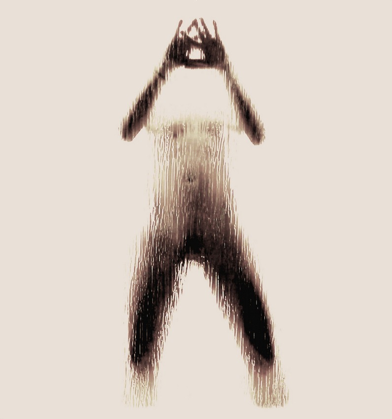 裸體呈現英文字母剪影