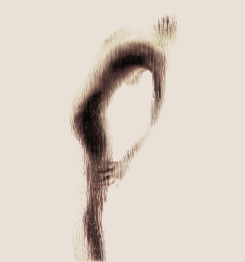 裸體呈現(xiàn)英文字母剪影