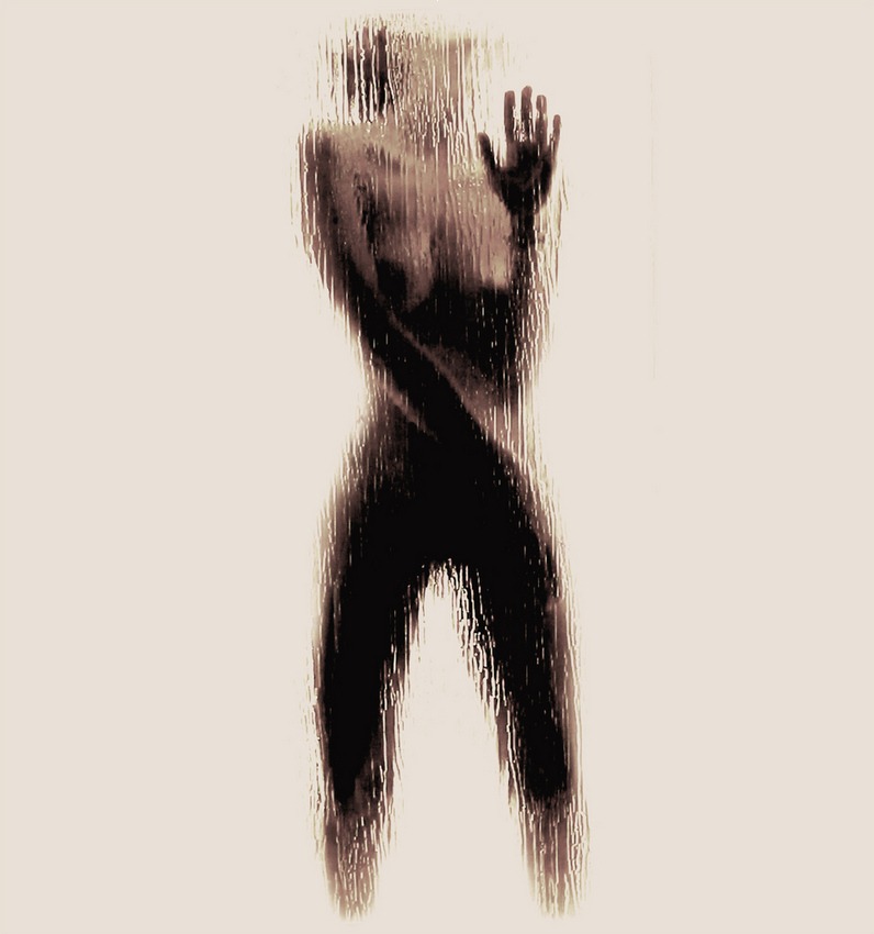 裸體呈現英文字母剪影