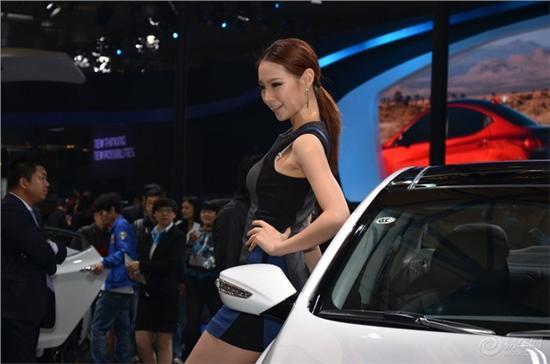 2013上海車展女模特再掀高潮 配角入戲反當主角（圖）