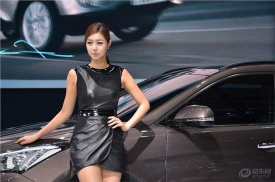 2013上海車展女模特再掀高潮 配角入戲反當主角（圖）