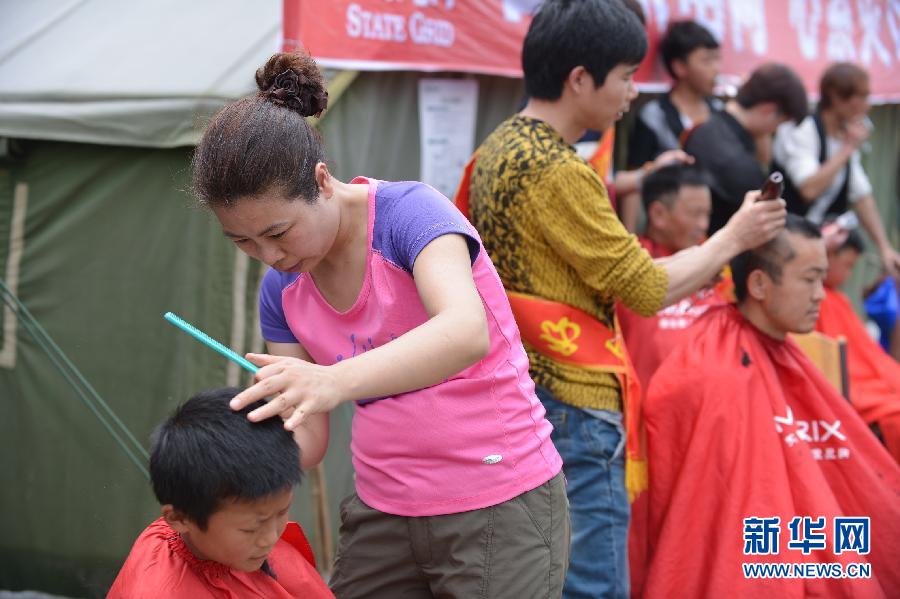 生活在繼續(xù) 別樣的震區(qū)理發(fā)店