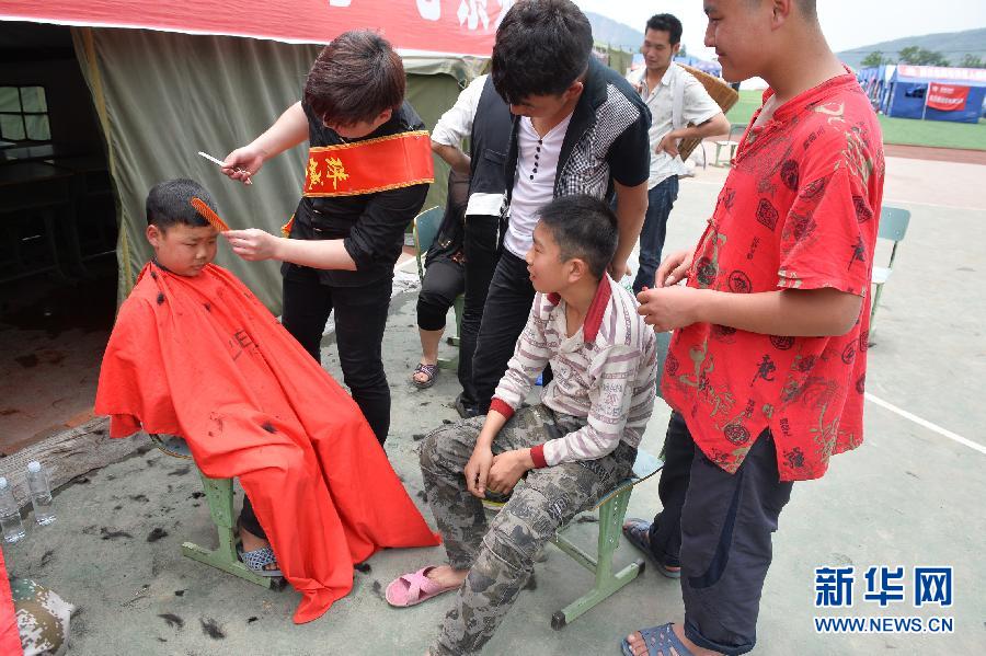 生活在繼續(xù) 別樣的震區(qū)理發(fā)店