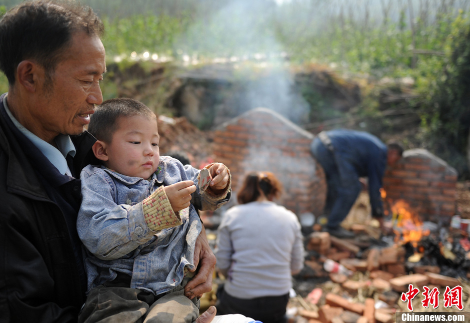蘆山地震七日祭:幸存孩子是母親唯一的希望