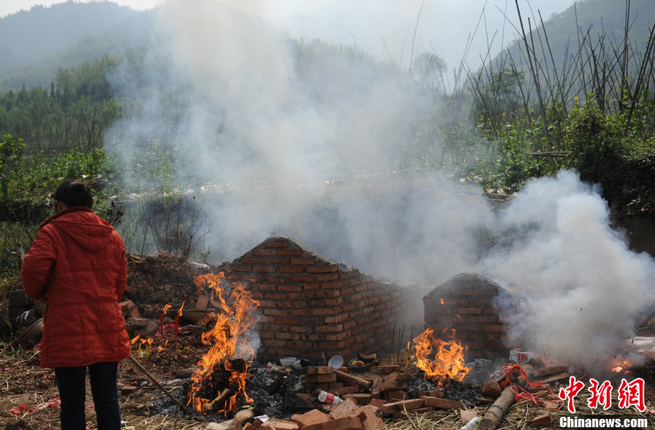 蘆山地震七日祭:幸存孩子是母親唯一的希望