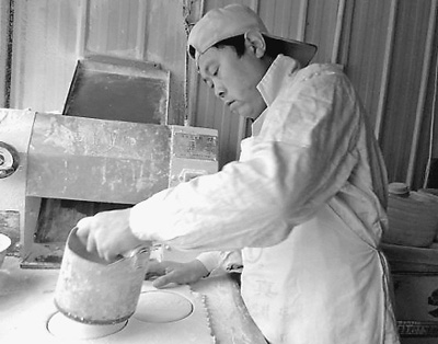 “餅哥”心系災(zāi)區(qū) 17鐘頭不眠搶烙2000張餅