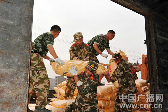 武警河北某部搶運(yùn)支農(nóng)物資與“時間賽跑”