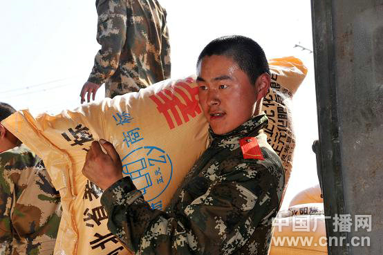 武警河北某部搶運支農物資與“時間賽跑”