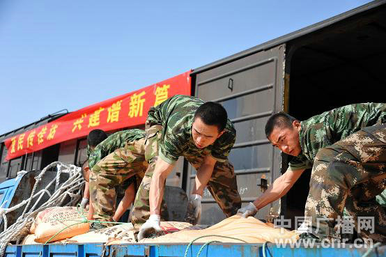 武警河北某部搶運支農物資與“時間賽跑”