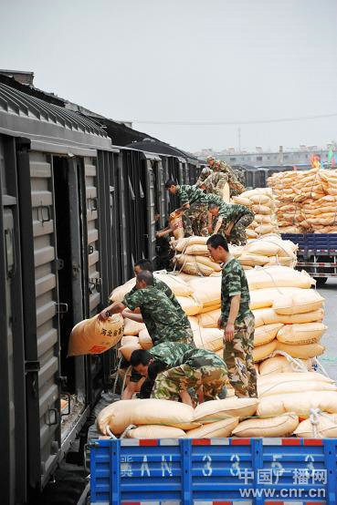 武警河北某部搶運支農(nóng)物資與“時間賽跑”