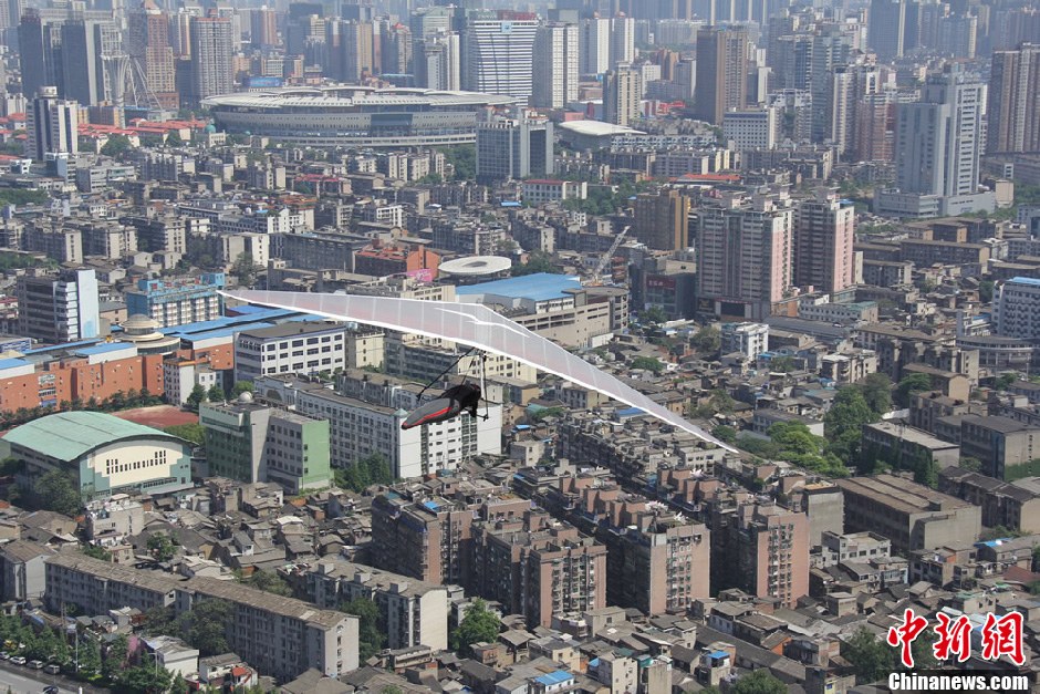 中國(guó)“飛人”成功挑戰(zhàn)無(wú)動(dòng)力飛越湘江