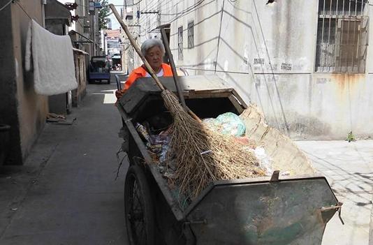 71歲老媽替患病女兒頂崗 掃垃圾半年（圖）