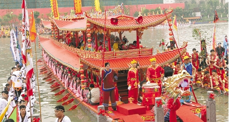 花300萬造的極品龍舟 一個浪過來成了“泰坦尼克”