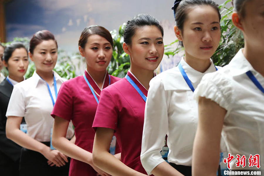 南航新疆招空姐競爭激烈 淘汰率超80%