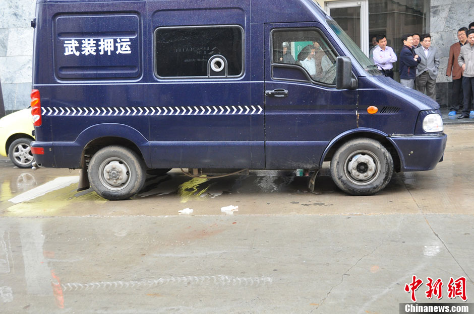 江蘇一運鈔車押運員車內開槍自殺身亡 原因尚不明