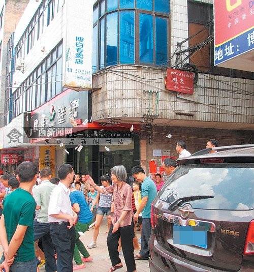 老人因與兒女不和發泄情緒 當街撒錢2萬多(圖)