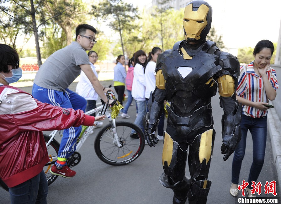 長春大學生扮“鋼鐵俠”街頭擺酷