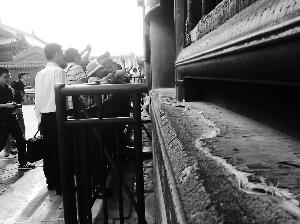 網友曝游人不雅行為：“扒”國聯軍毀故宮殿窗